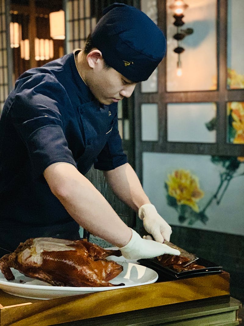 厨房で料理を仕上げる料理人